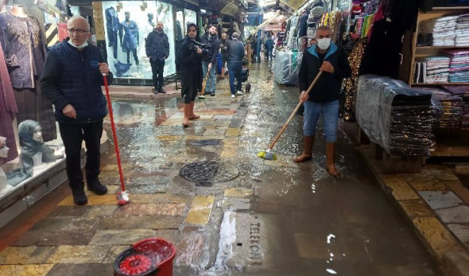 Kuvvetli yağış İzmir’de su baskınlarına neden oldu