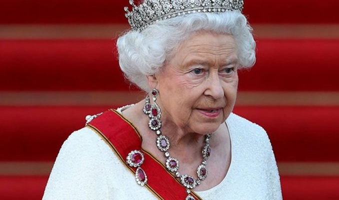 İngiltere Kraliçesi geleneksel Noel yemeğini iptal etti