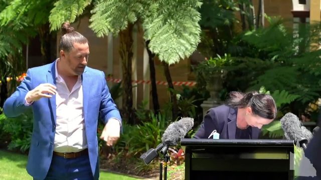 Avustralya'da bakanın basın toplantısında 'örümcek' alarmı
