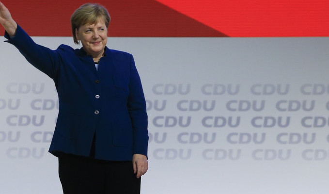 Angela Merkel veda ediyor