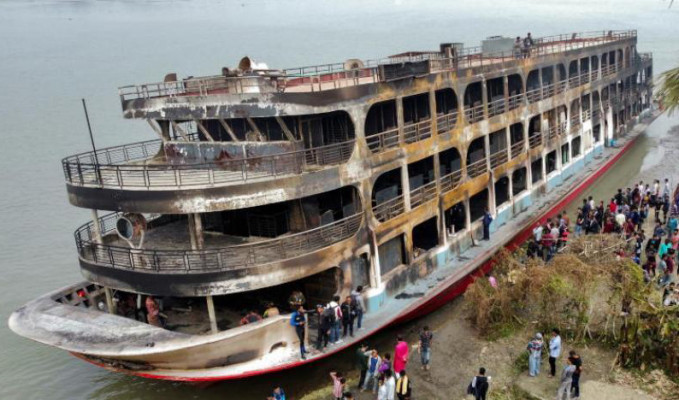 Bangladeş'te feribotta çıkan yangında 32 kişi hayatını kaybetti