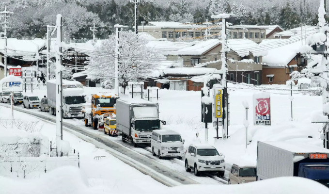 Kar yağışı Japonya’da ulaşımı durdurdu