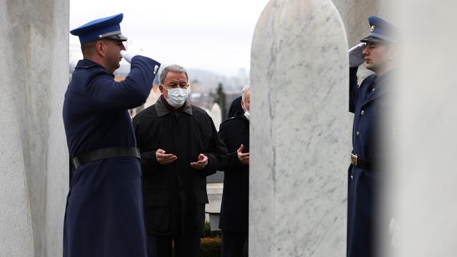 Bakan Akar, Bosna'da şehitliği ziyaret etti