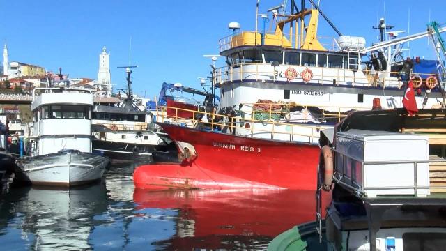 Lodos balıkçılığı vurdu, tekneler barınakta kaldı