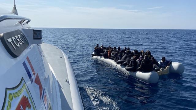 Yunanistan'ın ölüme terk ettiği 55 düzensiz göçmen kurtarıldı