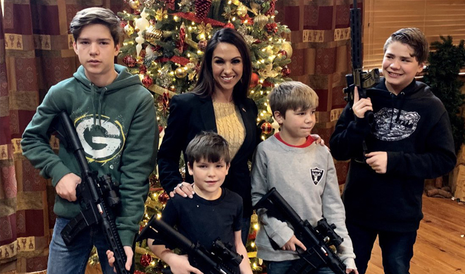 ABD'de bir vekil daha 'silahlı' aile fotoğrafını paylaştı