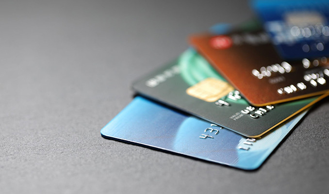 Yeni kredi kartı sayısı yarı yarıya düştü
