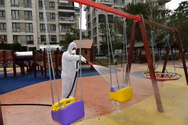  Tuzla’da 136 park çocuklar için dezenfekte edildi