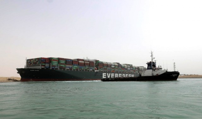 Süveyş Kanalı'nda sıkışan gemi lojistik sektörünün gündeminde
