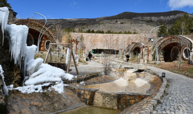 Sivas'taki 'Hobbit Evleri'nde  iki mevsim güzellikleri bir arada