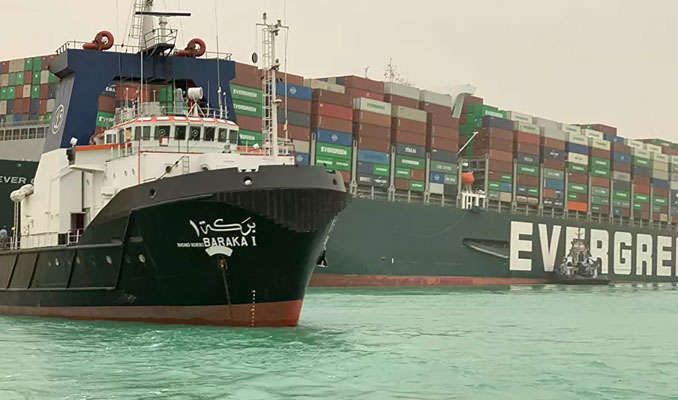 Süveyş Kanalı'nda gemisi sıkışan şirketten, 1 milyar dolar talep edildi