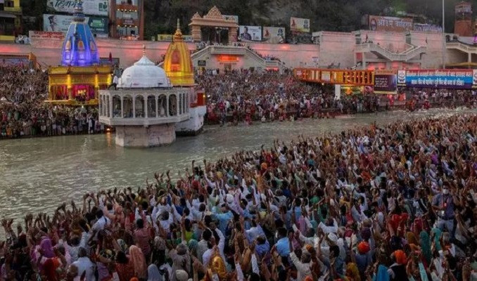 Salgına rağmen binlerce kişi Kumbh Mela festivalinde