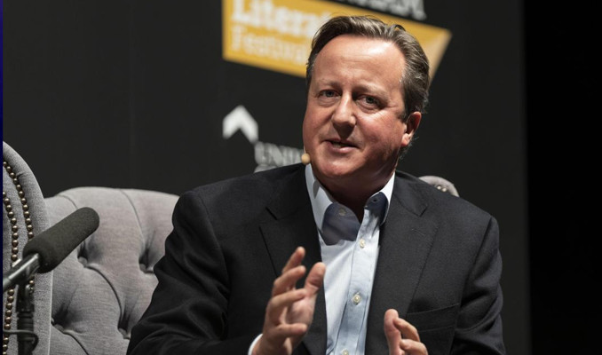 Eski İngiltere Başbakanı Cameron soruşturmadan kurtuldu