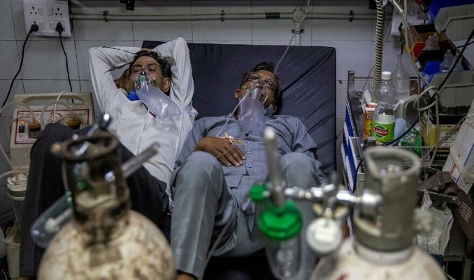 Hindistan’da sağlık sistemi çöktü! Bir yatakta iki hasta