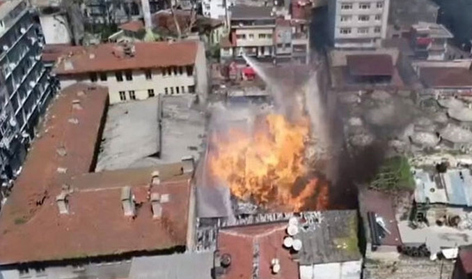 İstanbul'da kimyasal maddelerin bulunduğu depoda yangın