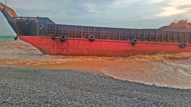 Filipinler'de kargo gemisi karaya oturdu: 4 ölü, 9 kayıp