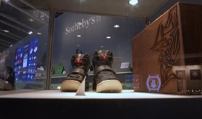 Kanye West'in ayakkabıları rekor fiyata satıldı