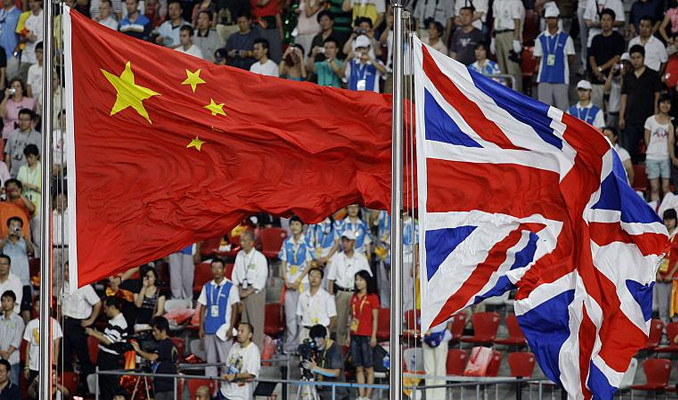 Saf İngilizler Çin'in ekmeğine yağ sürüyor