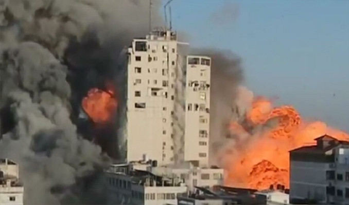İsrail bu defa Gazze'deki medya binasını vurdu