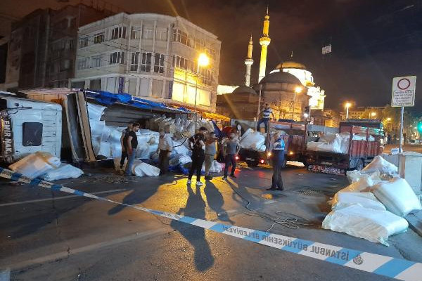 İstanbul'da kumaş yüklü kamyon tramvay yoluna devrildi