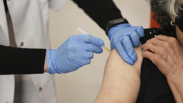 Aşı olan 65 yaş üzerindekilerde vaka sayısı yarı yarıya azaldı