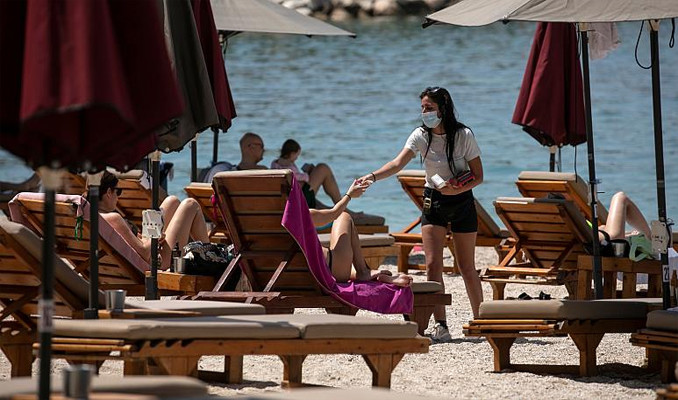Yunanistan, koronaya rağmen turizm sezonunu açtı