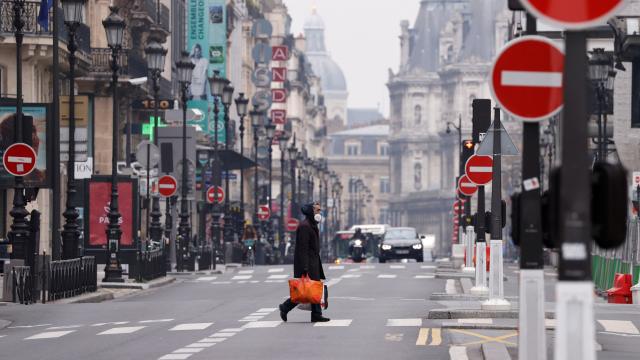 Fransa’da açık alanlarda maske zorunluluğu kaldırılıyor