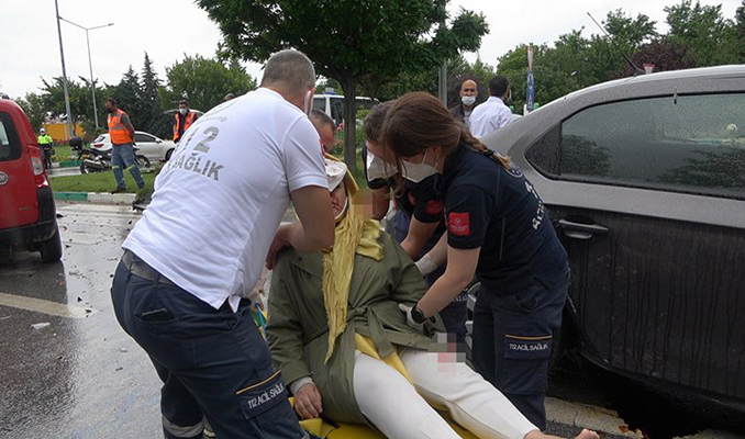 Davutoğlu'nun konvoyunda kaza: Genel Başkan Yardımcısı ile 1 çocuk yaralandı