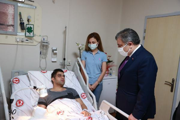 Bakan Koca, hastasının saldırısına uğrayan doktoru ziyaret etti