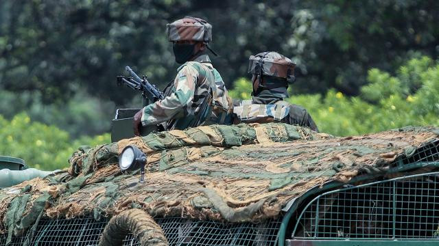 Hindistan, Çin sınırına en az 50 bin asker gönderdi