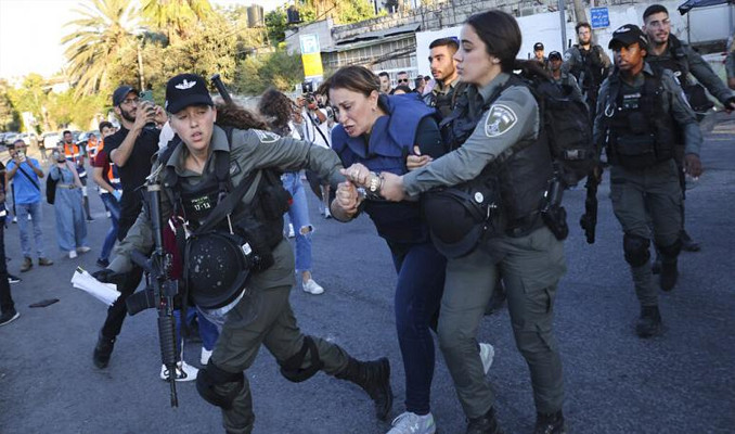 İsrail polisi bir muhabirin kolunu kırdı