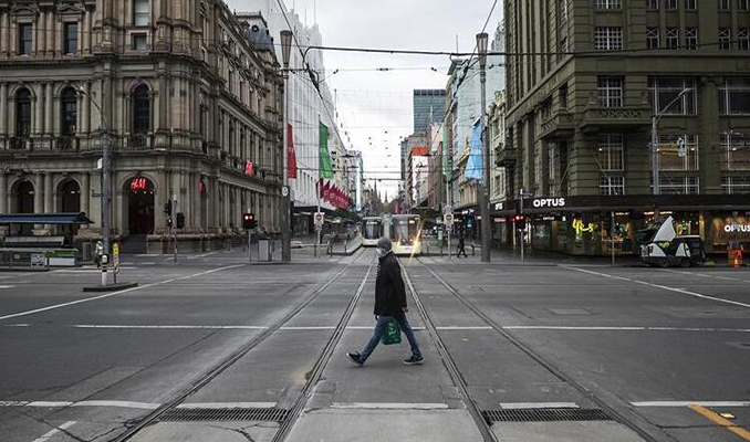 Melbourne'de korona virüs yasakları uzatıldı
