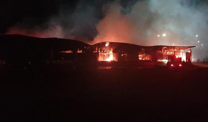 Mersin'de korkutan yangın! 6 depo hasar gördü