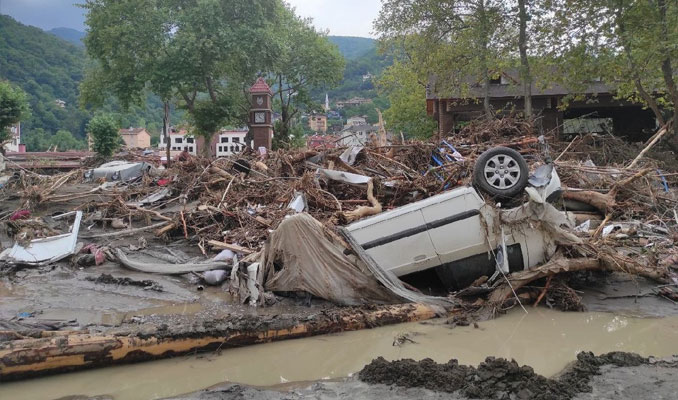 Sel felaketinde can kaybı 77'ye yükseldi