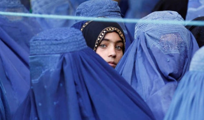 Dünyaca ünlü yazar: Afganistan’ın kadınları terk edildi