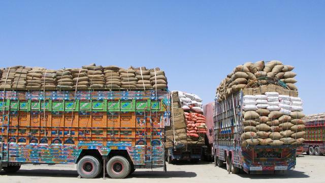 Pakistan-Afganistan sınırındaki ticari hareketlilik arttı