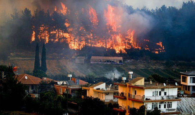 4 ilde yangınla mücadele! 10 bin kişi tahliye edildi...