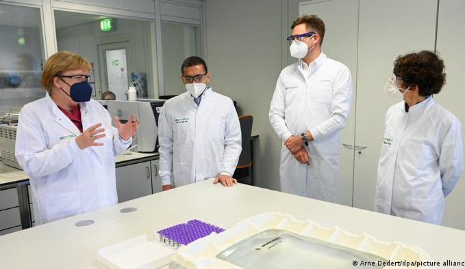 Merkel'den BioNTech ziyaretinde 'Aşı olun' çağrısı