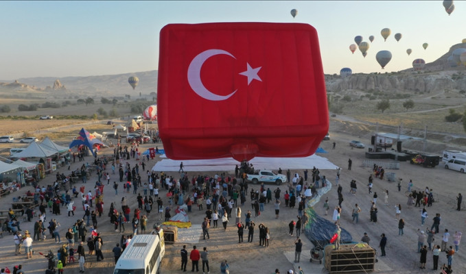 Nevşehir'de ay yıldızlı yerli üretim sıcak hava balonu tanıtıldı