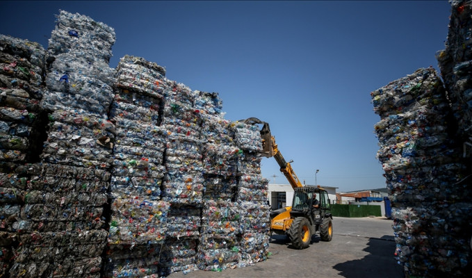 Plastik atıklar geri dönüşümle sektörlere ham madde oluyor