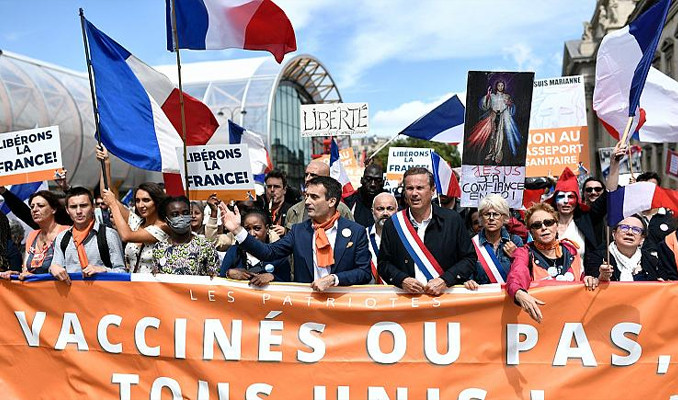 Fransa'da aşı karşıtları yeniden sokağa indi