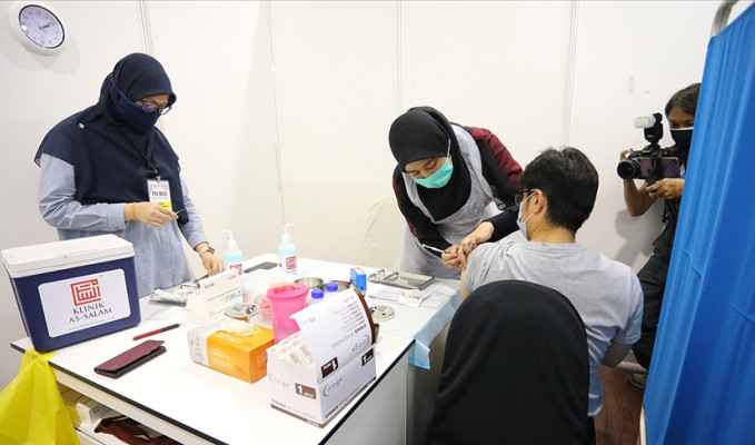 Malezya'da aşı yaptıranlar için bazı Kovid-19 yasakları hafifletildi