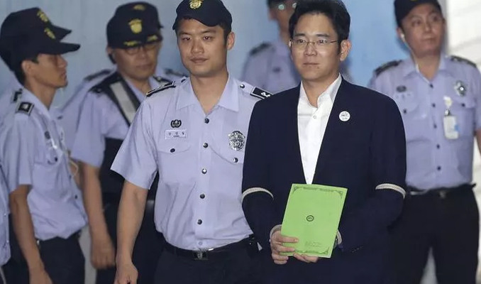 Rüşvetten tutuklanan Samsung yöneticisi hakkında flaş gelişme!