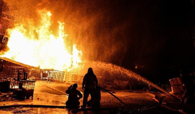 İkitelli'de kimyasal madde üretimi yapan fabrikada yangın