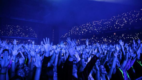  Yasaklarının kalktığı o ülkede 50 bin kişilik konser düzenlendi