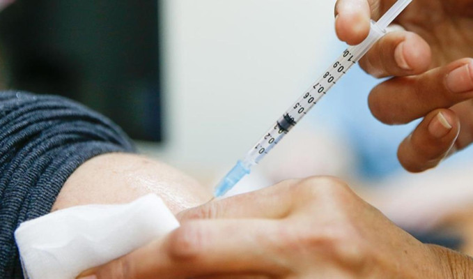 Üçüncü doz aşı Kovid-19'u ağır geçirme riskini 20 kat düşürüyor