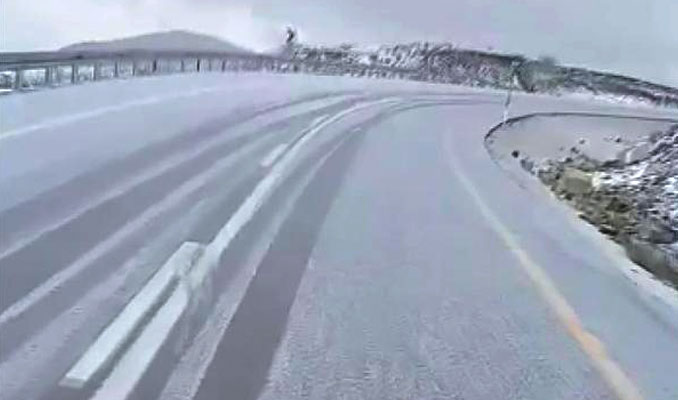 İlk kar Erzurum'a düştü, yollar beyaza büründü