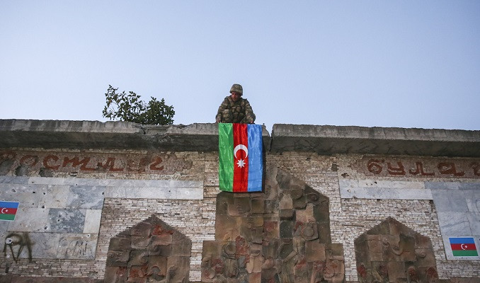 Azerbaycan askerleri Karabağ yönetimine ait bayrağı söktü