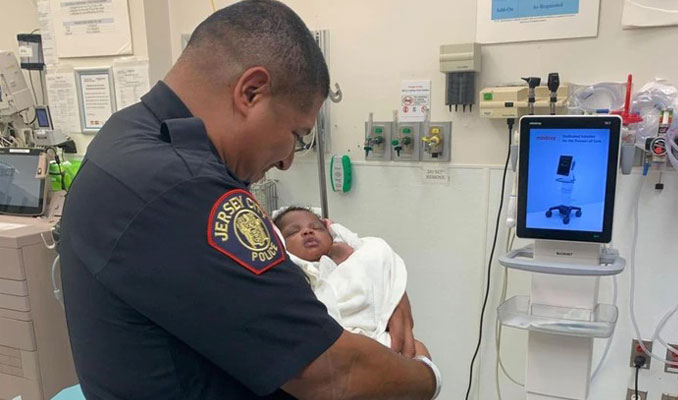 ABD’de polis, ikinci kattan atılan 1 aylık bebeği tuttu