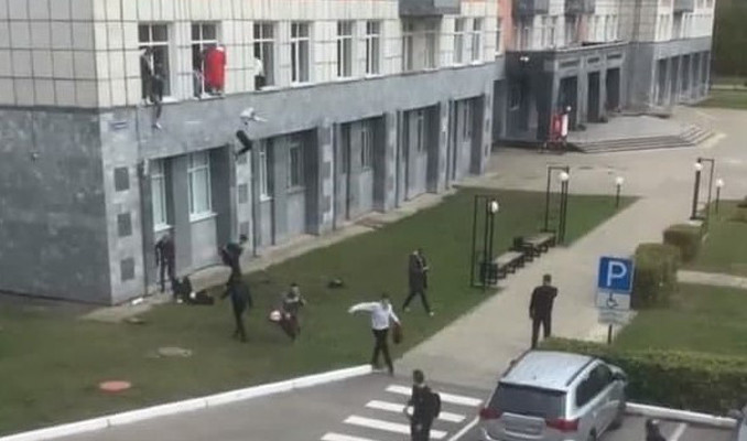 Rusya'da üniversitede silahlı saldırı: Camlardan atladılar!